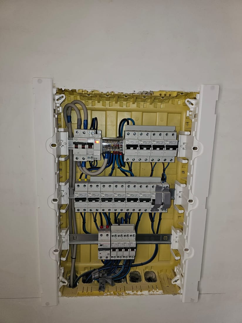 Quadro elettrico con interruttori magnetotermici cablati e cavi ordinati