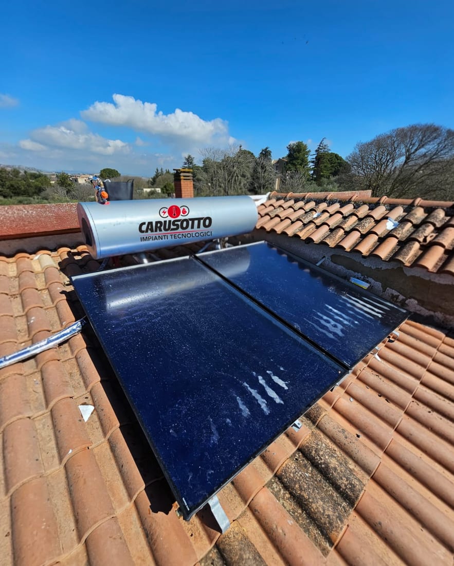 Pannello solare termico e bollitore installati su una copertura in tegole