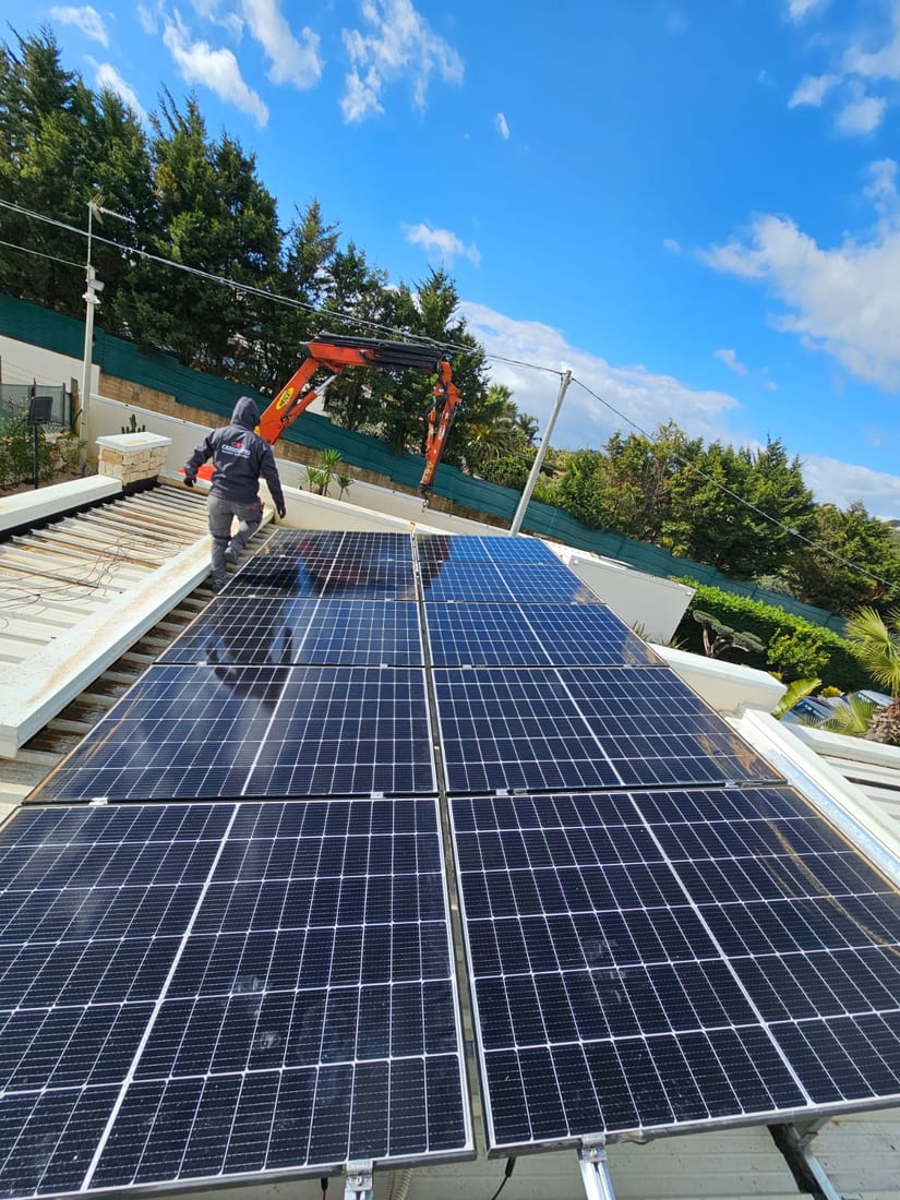 Posa di moduli fotovoltaici in copertura con piattaforma di sollevamento