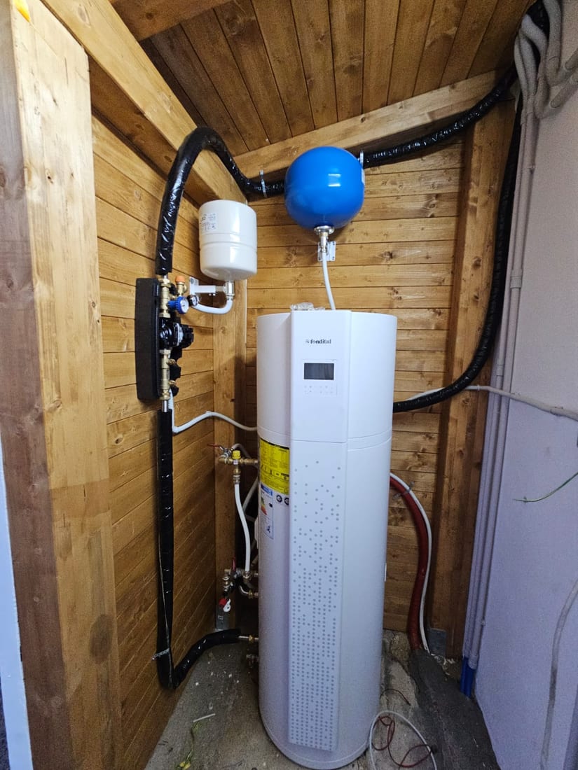 Pompa di calore per acqua sanitaria con vaso di espansione in un locale tecnico